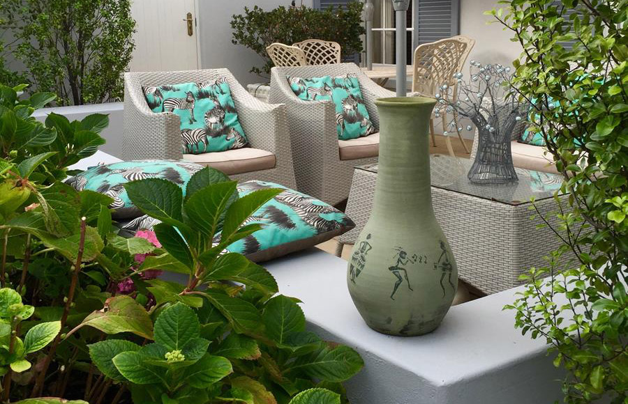 pelham-place-front-patio-from-entrance